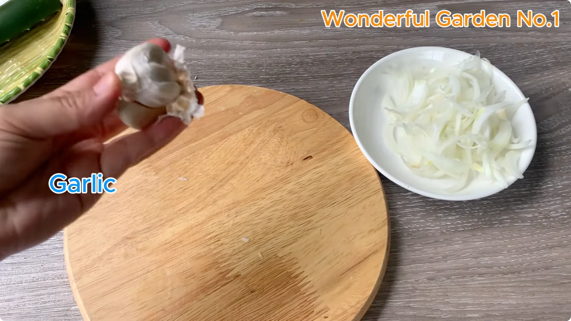 What Happens When You Stick a Rose Stem in an Onion? screenshot 10