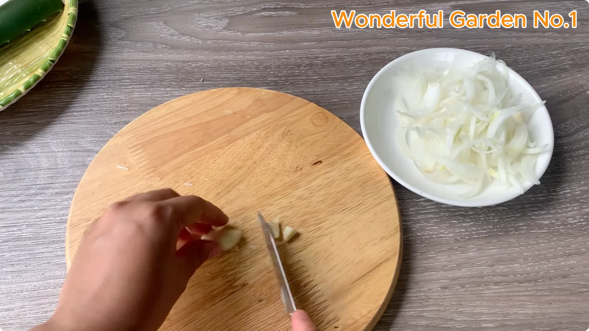 What Happens When You Stick a Rose Stem in an Onion? screenshot 11